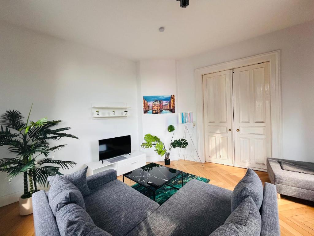 a living room with a couch and a tv at Ferienwohnung Reeperbahn Ecke Große Freiheit in Hamburg