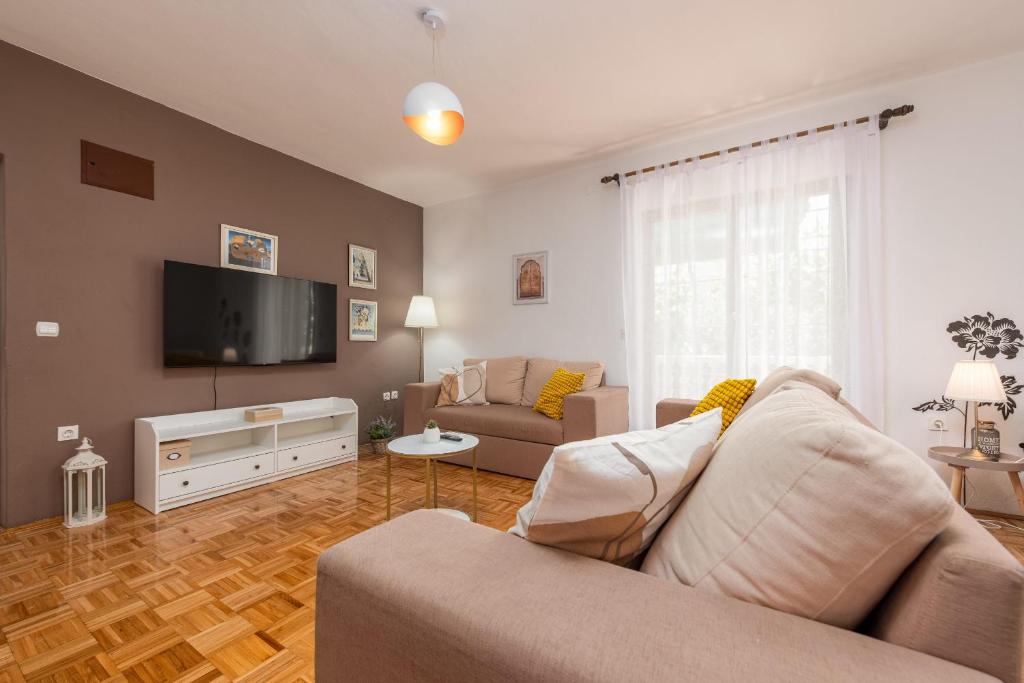 Televízia a/alebo spoločenská miestnosť v ubytovaní Villa Pine ZadarVillas