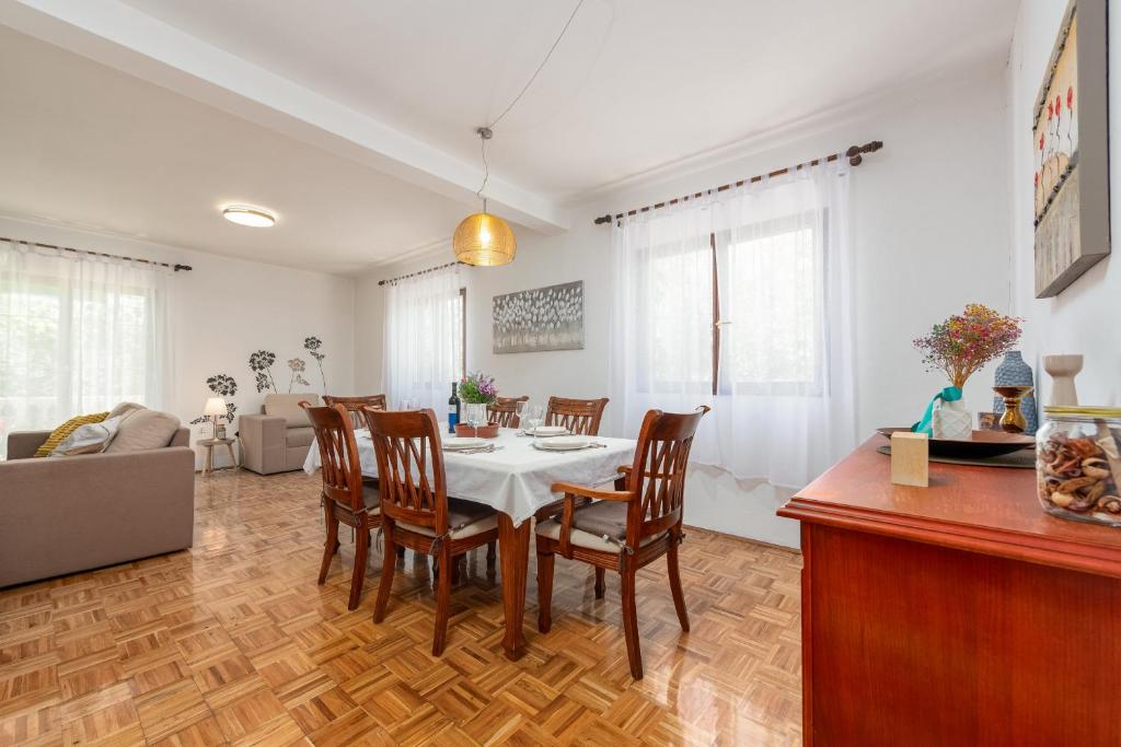Posedenie v ubytovaní Villa Pine ZadarVillas