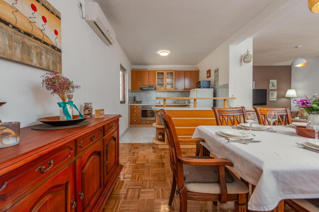 Kuchyňa alebo kuchynka v ubytovaní Villa Pine ZadarVillas