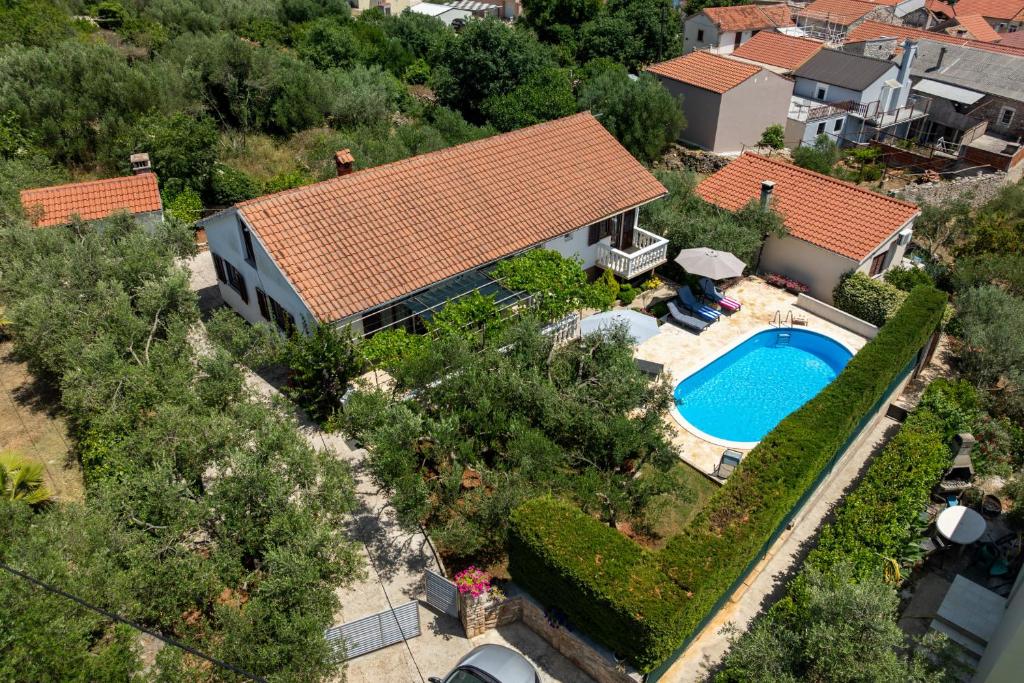 Bazén v ubytovaní Villa Pine ZadarVillas alebo v jeho blízkosti