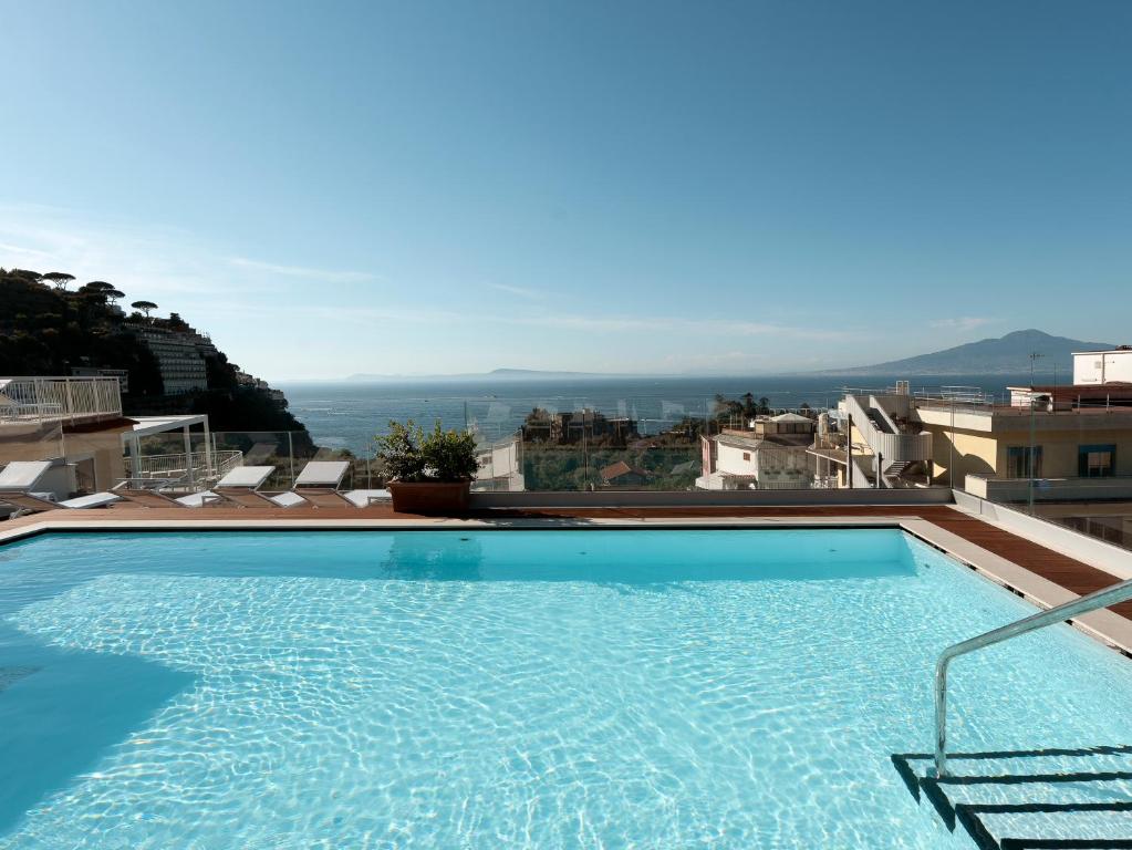 Bazén v ubytování Hotel Tirrenia nebo v jeho okolí