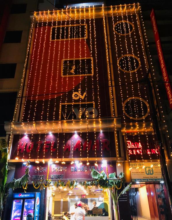 un edificio con luces de Navidad en un lado en Dada&#39;s Villa Residency, en Jamshedpur