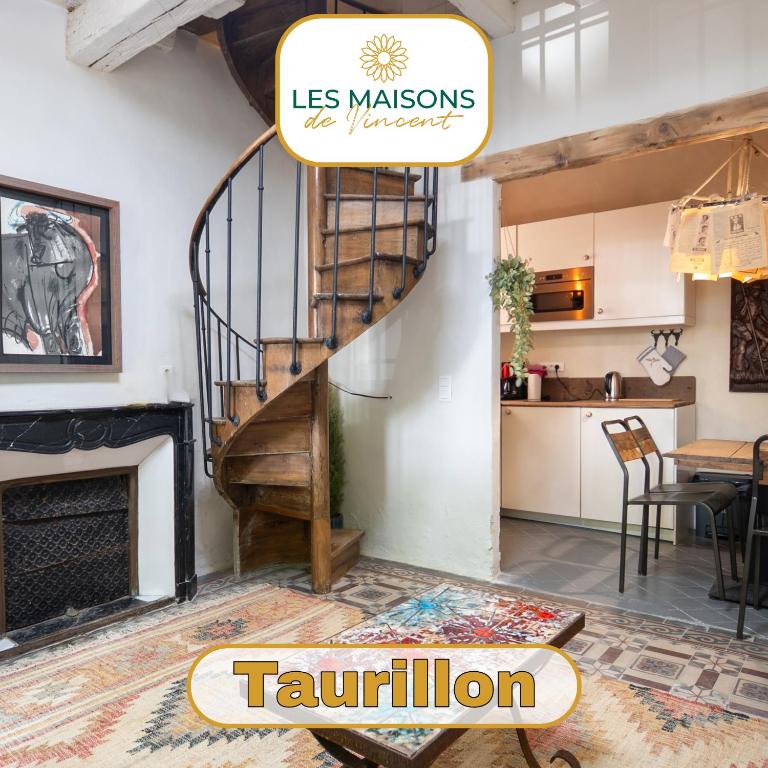 - un escalier en colimaçon dans un salon avec une cuisine dans l'établissement Taurillon - Grand confort, à Arles