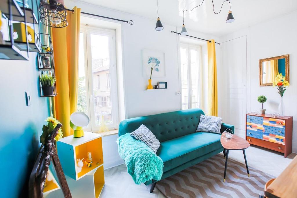 - un salon avec un canapé turquoise dans l'établissement F1 centre-ville coquet, à Clermont-Ferrand