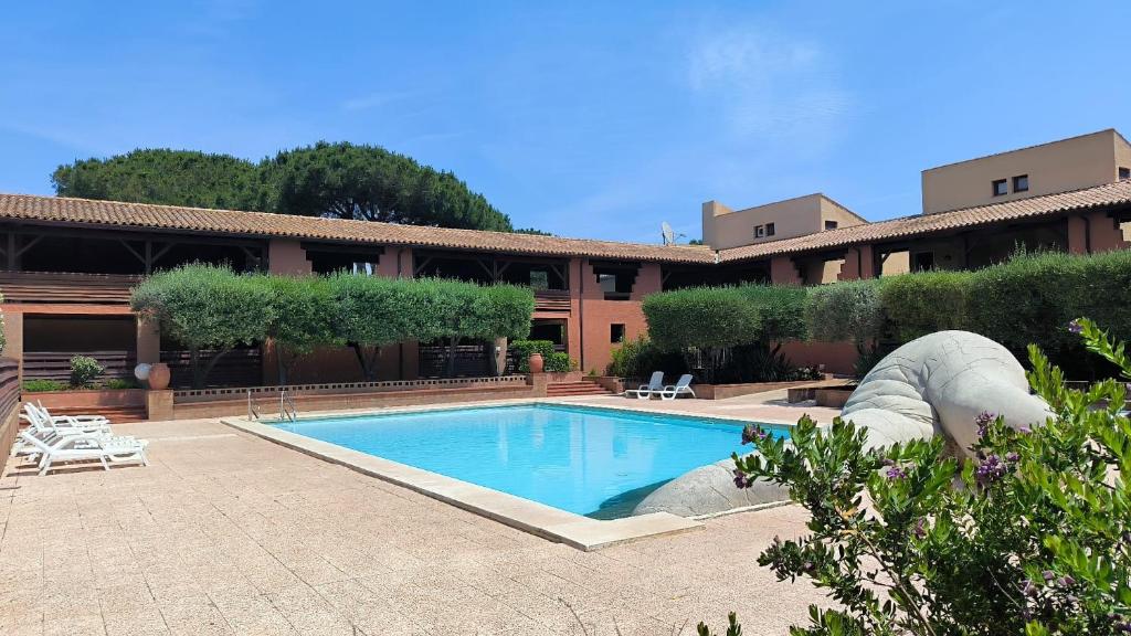 une piscine devant un immeuble dans l'établissement Superbe appart au golf de St Cyprien Piscine, à Saint-Cyprien