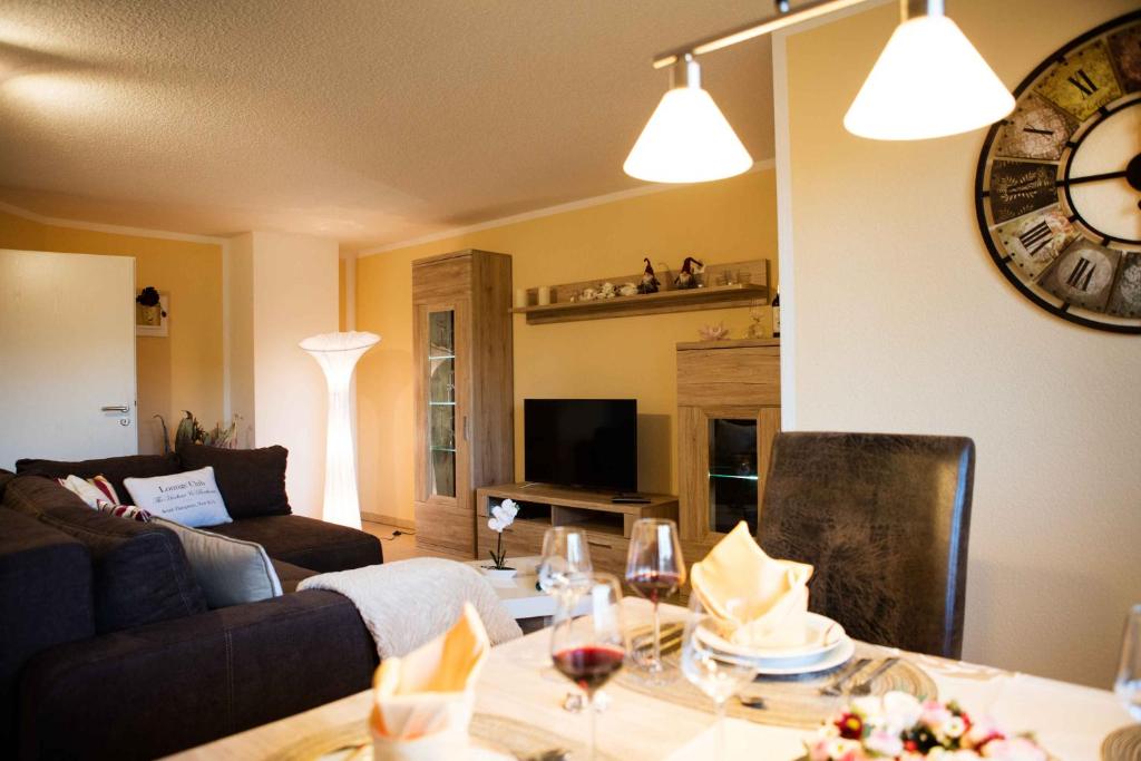 ein Wohnzimmer mit einem Tisch und einem Sofa in der Unterkunft Ferienwohnung Butterfly in Arnstadt