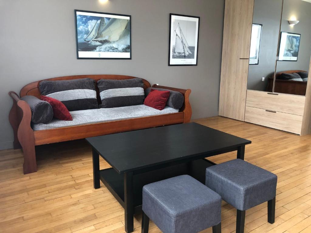 un salon avec un canapé et une table dans l'établissement Grand appartement lumineux avec balcon, à Lorient