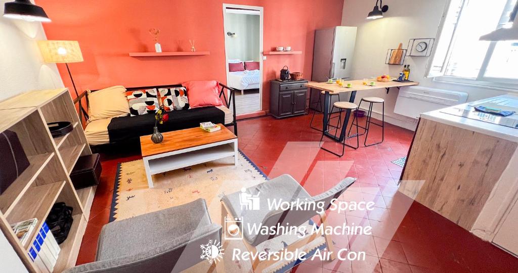 un salon avec un canapé et une cuisine avec une table dans l'établissement AC - Hypercenter - Near Collection Lambert, à Avignon