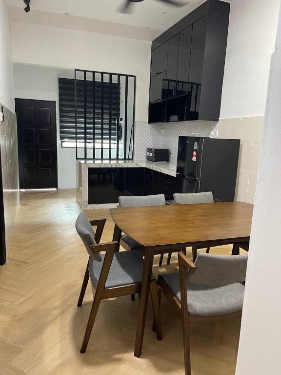 Gua SaiにあるRaroNa Homestay Kuantanのダイニングルーム(テーブル、椅子付)