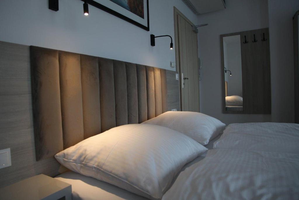 Postel nebo postele na pokoji v ubytování Hotel i Apartamenty Gorzelanny Dźwirzyno