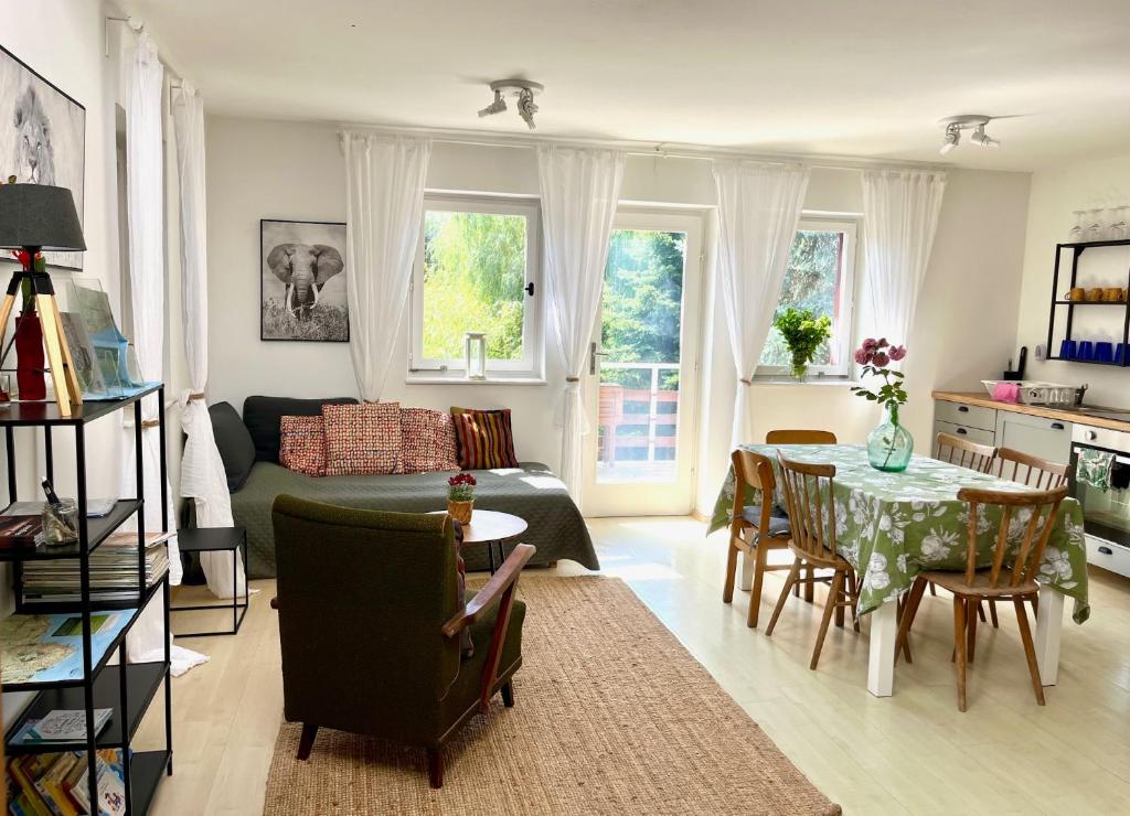 een woonkamer met een bank en een tafel bij Vadrózsa apartman in Badacsonytomaj
