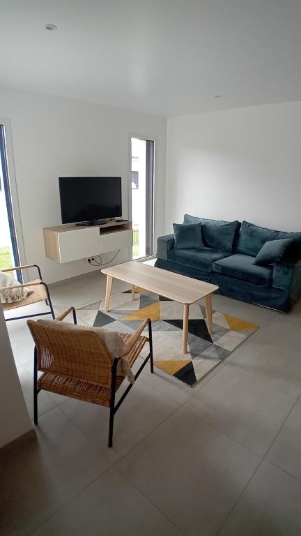 un salon avec un canapé et une table basse dans l'établissement La Brocéliande 4 bedroom house, à Ploërmel