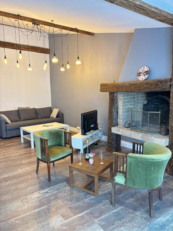 un salon avec un canapé et une cheminée dans l'établissement Cosy loft in Saint Emilion, à Saint-Émilion