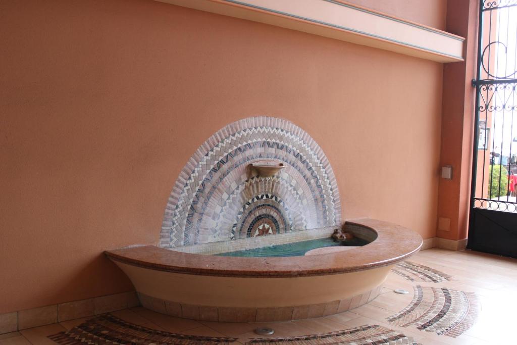 una fuente de agua en la esquina de una habitación en Le Must ! ADMIRAL PLAZA, en Menton