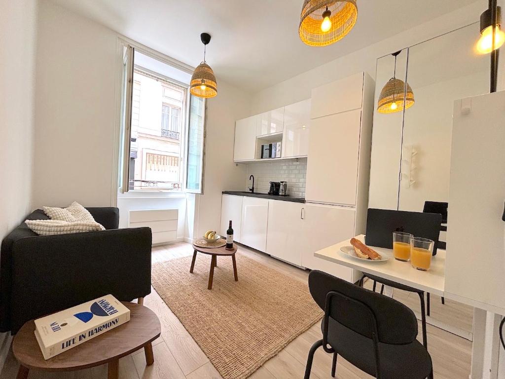 un salon avec un canapé et une table dans l'établissement L'appartement Plaisance, à Paris