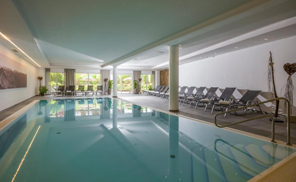 Bazén v ubytování Alpen Glück Hotel Kirchberger Hof nebo v jeho okolí