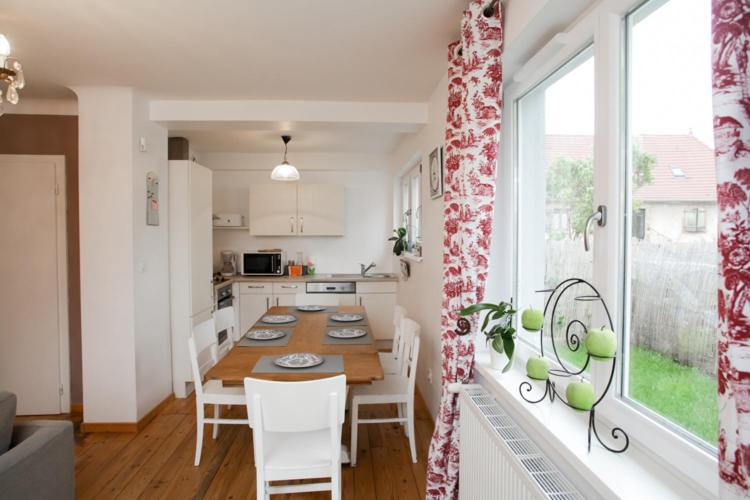 a kitchen and dining room with a table and a window at Gîte 3 - les Champêtres in Mittelwihr