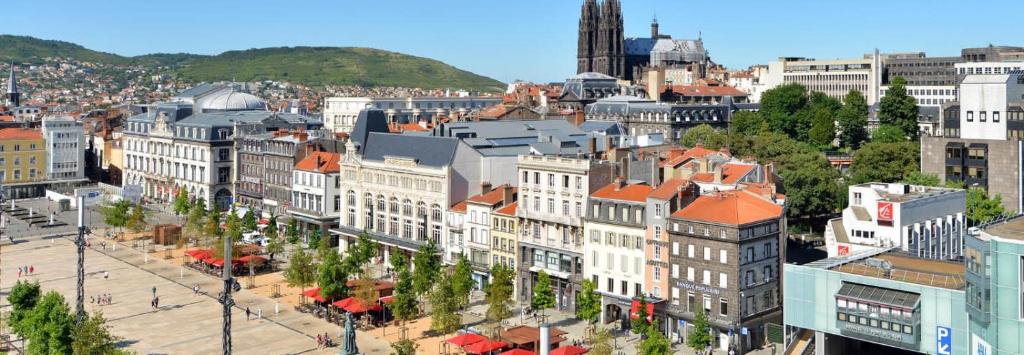 une vue aérienne d'une ville avec des bâtiments dans l'établissement Paisible F1 Hyper Centre 1er Étage, à Clermont-Ferrand