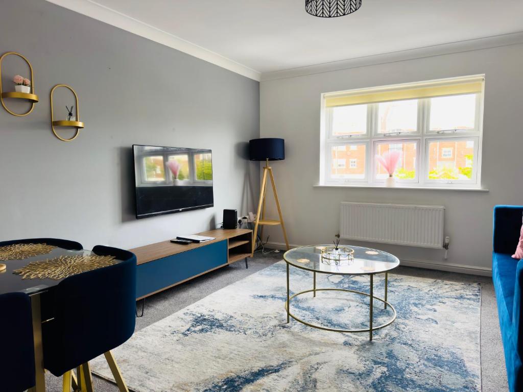 un salon avec une télévision et une table dans l'établissement Sunderland City Centre Modern 2 Bed Apartment, à Sunderland