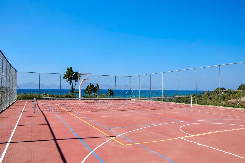 Tenis a/nebo squash v ubytování Ammos Luxury Resort nebo okolí