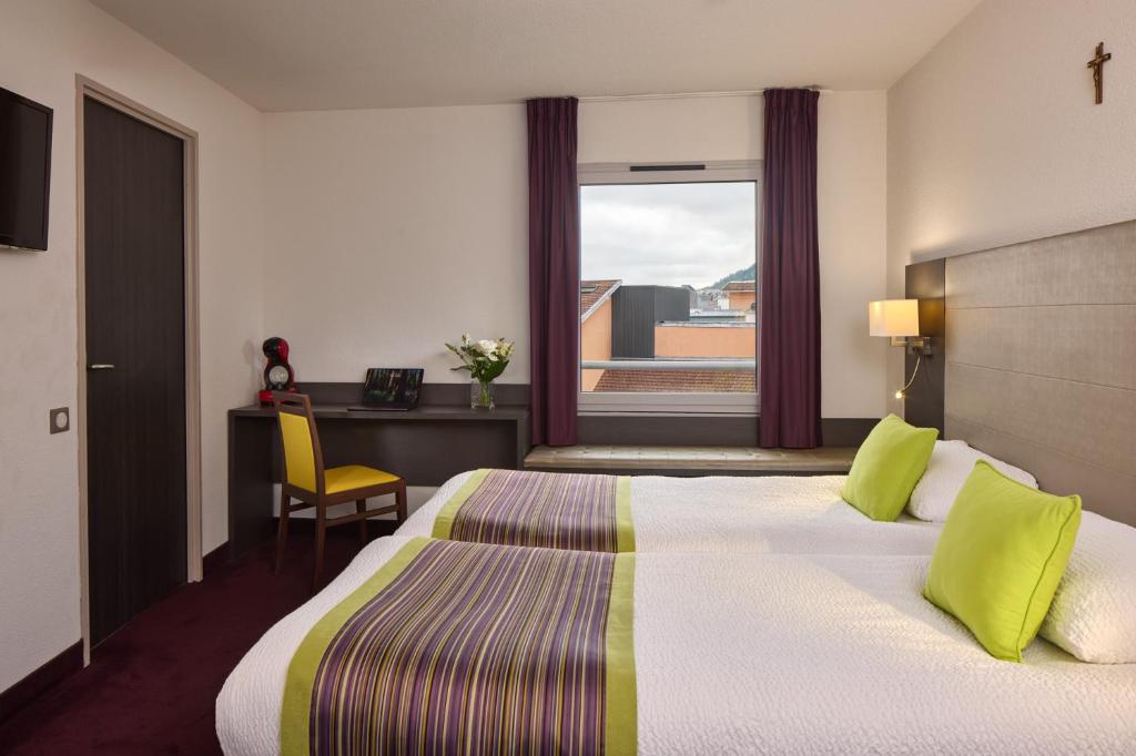 Postel nebo postele na pokoji v ubytování Hôtel Astrid