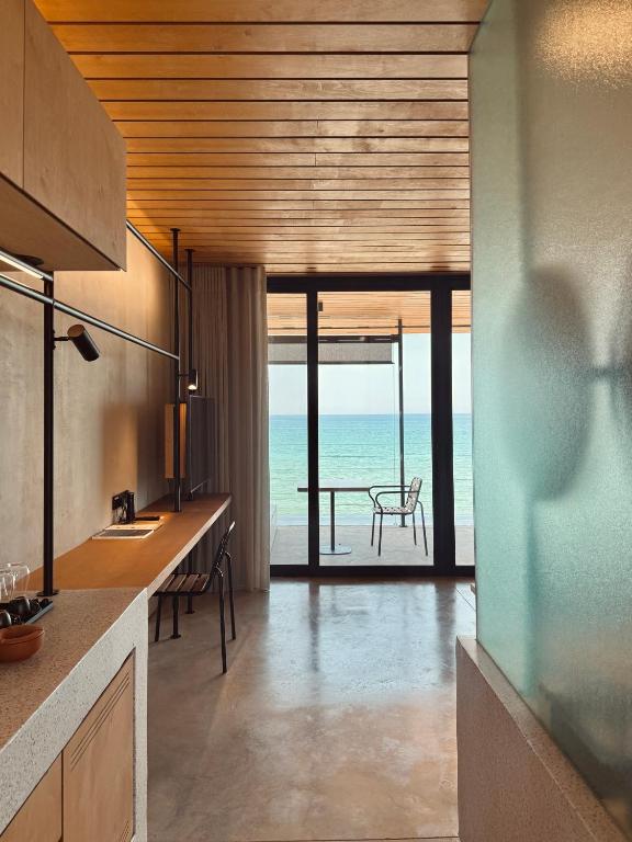 Kuchyň nebo kuchyňský kout v ubytování Dexamenes Seaside Hotel