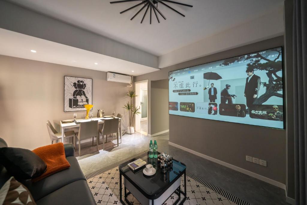 TV a/nebo společenská místnost v ubytování Bundside NJE 3BR Suite