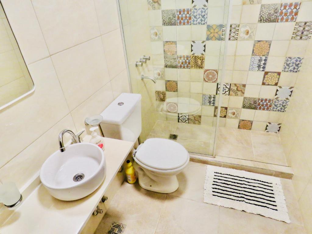 a bathroom with a toilet and a sink and a shower at Hermoso Departamento en Vicente lopez in Vicente López