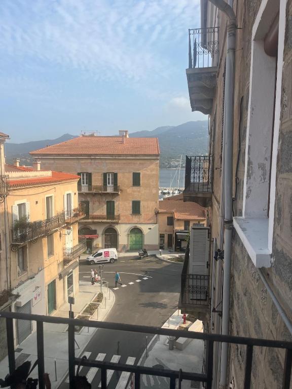 une vue d'une rue de la ville depuis un balcon dans l'établissement Appartement Centre-Ville Propriano, à Propriano