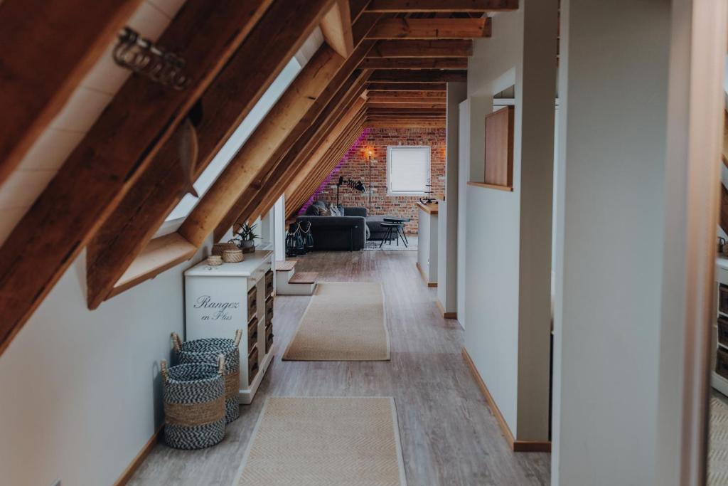 a hallway in a house with wooden beams at Lagune No1 in Büsum
