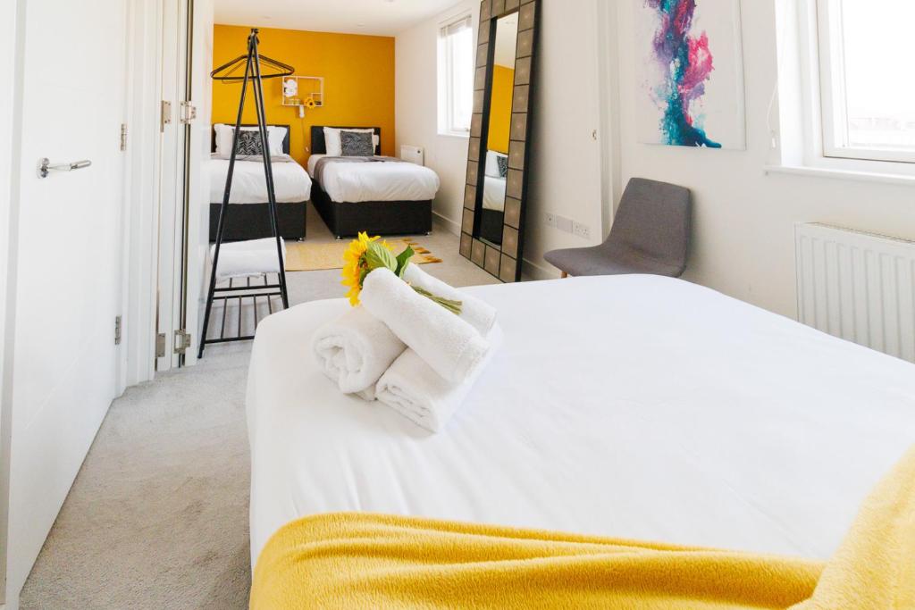 Postel nebo postele na pokoji v ubytování City Centre, Sleeps 7, Stunning Views & Parking, Interconnected Rooms LONG STAY WORK CONTRACTOR LEISURE, DIAMOND PENTHOUSE