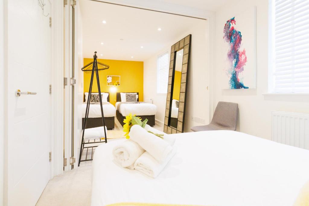 Postel nebo postele na pokoji v ubytování City Centre, Sleeps 7, Stunning Views & Parking, Interconnected Rooms LONG STAY WORK CONTRACTOR LEISURE, DIAMOND PENTHOUSE