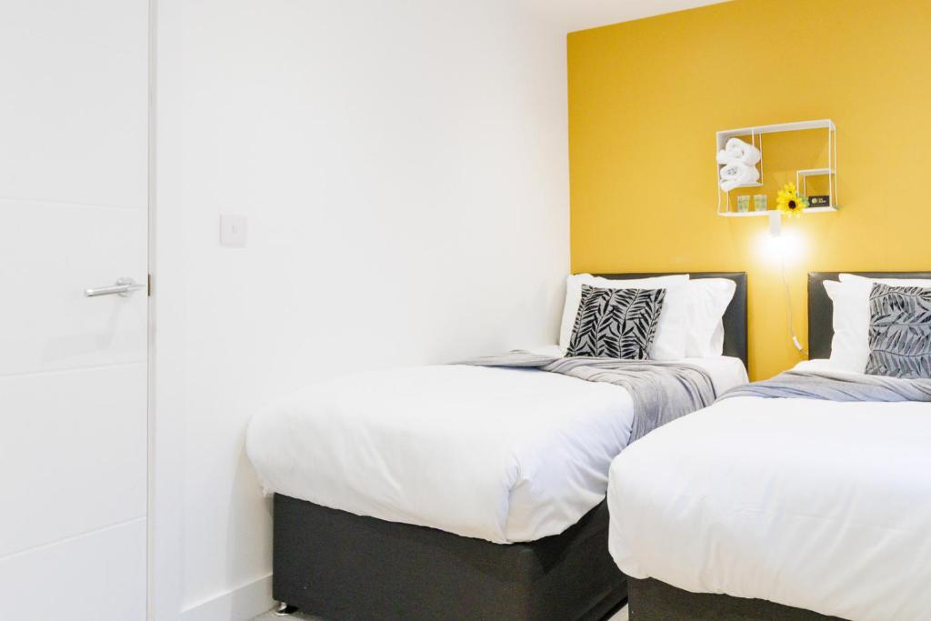 Postel nebo postele na pokoji v ubytování City Centre, Sleeps 7, Stunning Views & Parking, Interconnected Rooms LONG STAY WORK CONTRACTOR LEISURE, DIAMOND PENTHOUSE