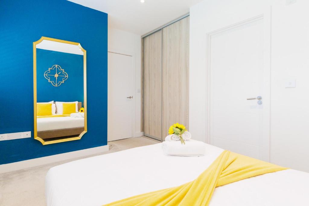 Postel nebo postele na pokoji v ubytování City Centre, Sleeps 7, Stunning Views & Parking, Interconnected Rooms LONG STAY WORK CONTRACTOR LEISURE, DIAMOND PENTHOUSE