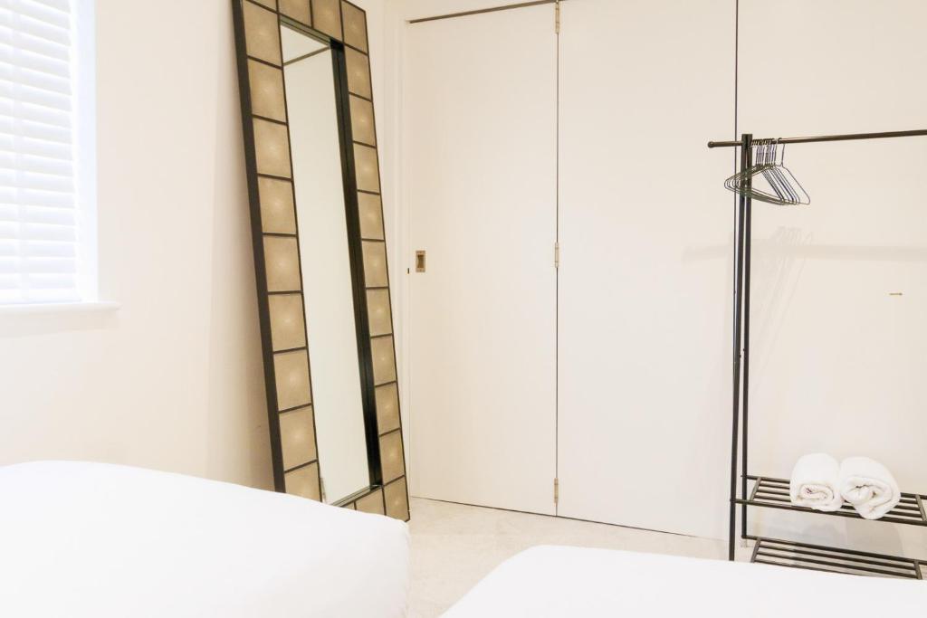 Postel nebo postele na pokoji v ubytování City Centre, Sleeps 7, Stunning Views & Parking, Interconnected Rooms LONG STAY WORK CONTRACTOR LEISURE, DIAMOND PENTHOUSE