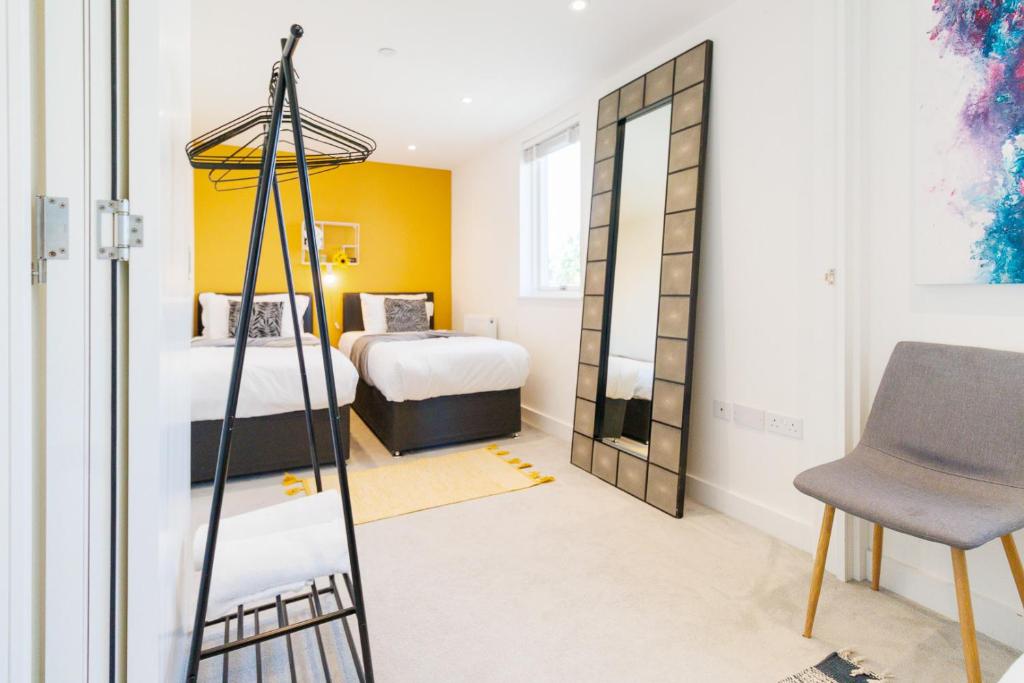 Postel nebo postele na pokoji v ubytování City Centre, Sleeps 7, Stunning Views & Parking, Interconnected Rooms LONG STAY WORK CONTRACTOR LEISURE, DIAMOND PENTHOUSE