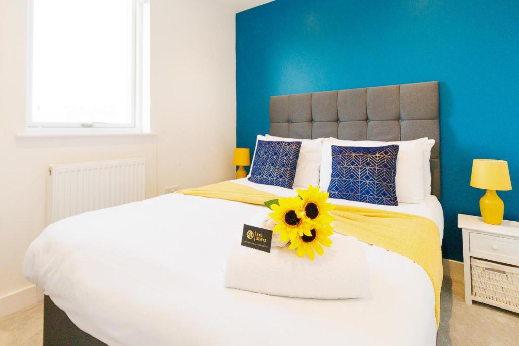 Postel nebo postele na pokoji v ubytování City Centre, Sleeps 7, Stunning Views & Parking, Interconnected Rooms LONG STAY WORK CONTRACTOR LEISURE, DIAMOND PENTHOUSE