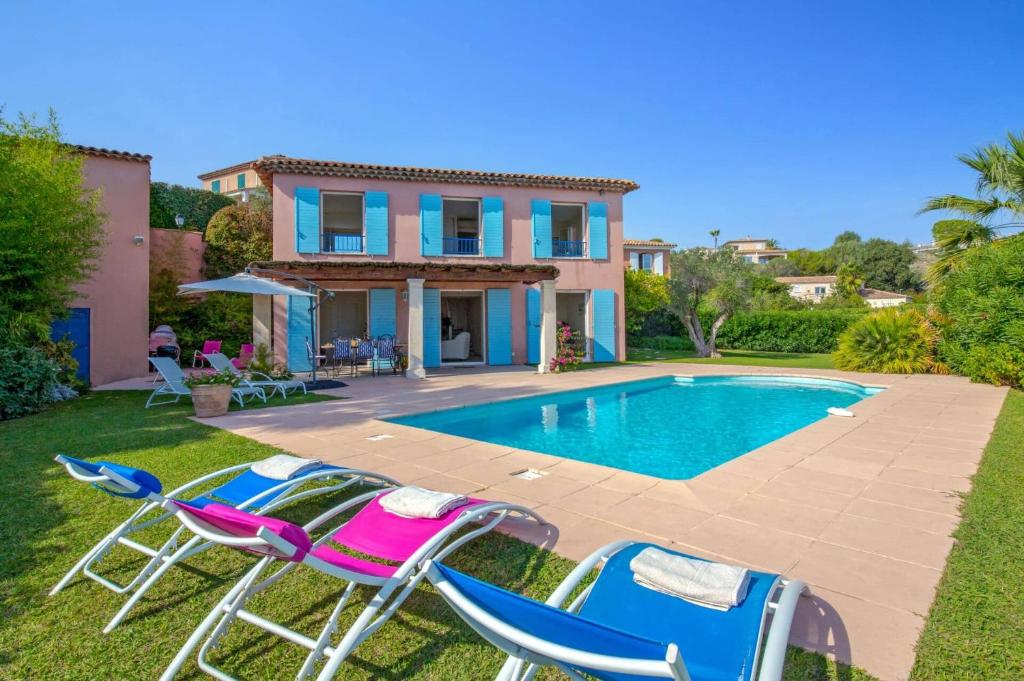 une villa avec piscine devant une maison dans l'établissement Villa Grande Vue by Villa Plus, à Biot