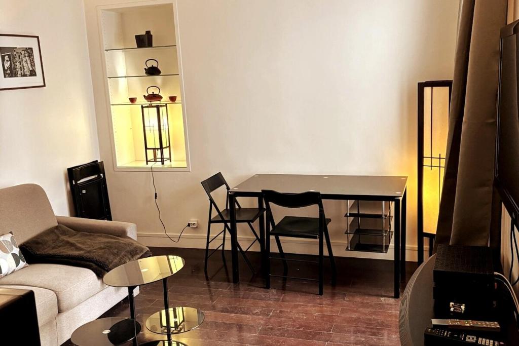 un salon avec une table et un canapé dans l'établissement Pleasant apt wagram neighborhood, à Paris