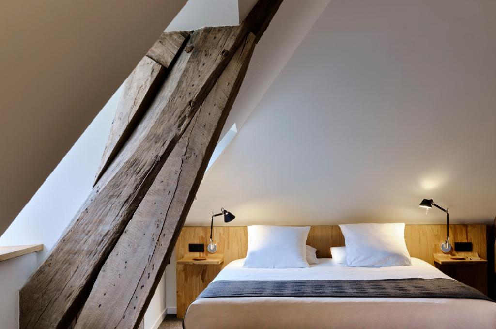 Postel nebo postele na pokoji v ubytování Chateau De La Resle - Design Hotels