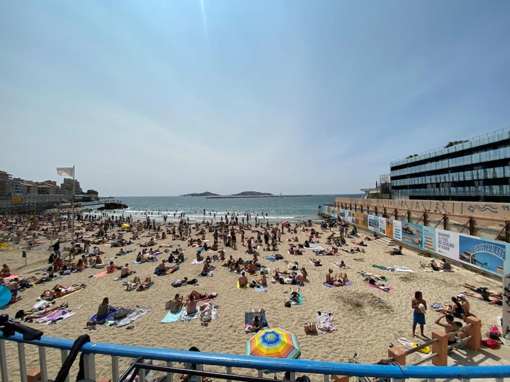 Une grande foule de gens sur une plage dans l'établissement FLCbm - Beach 50 m - Air conditioning - Parking - 2 Bedrooms, à Marseille