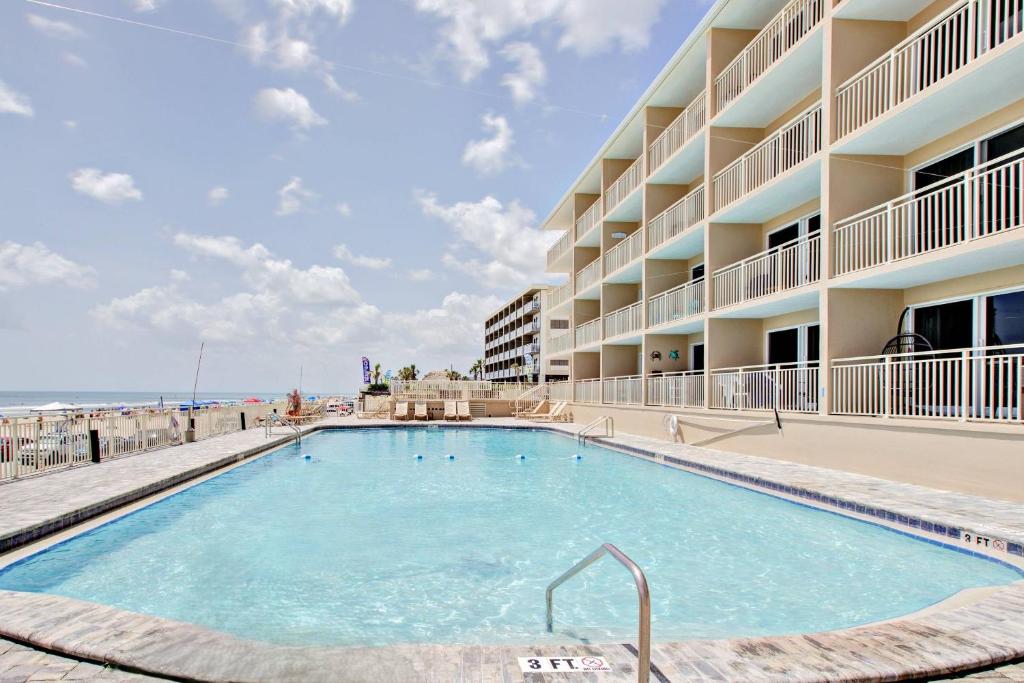 Bazén v ubytování Daytona Inn Beach Resort Unit #236 nebo v jeho okolí