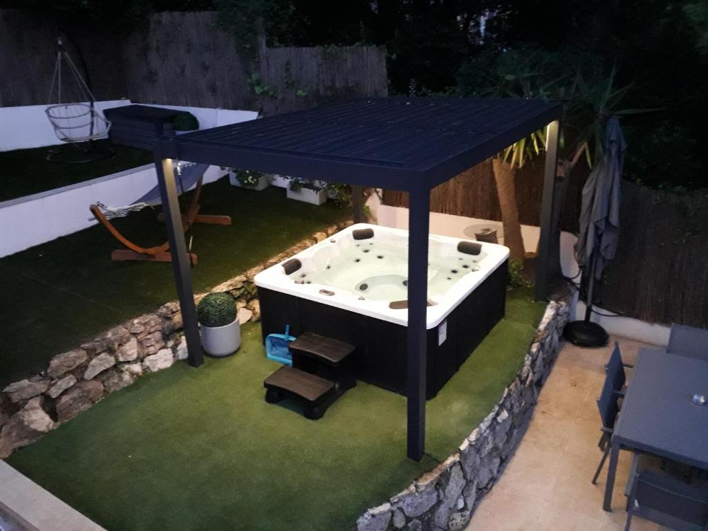 Zdjęcie z galerii obiektu Piscine-Jacuzzi-Vidéoprojecteur-Clim La Perle Rare w mieście Mougins