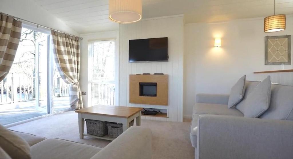 Luxurious Riverside Lodge - 'The Ardle' 3