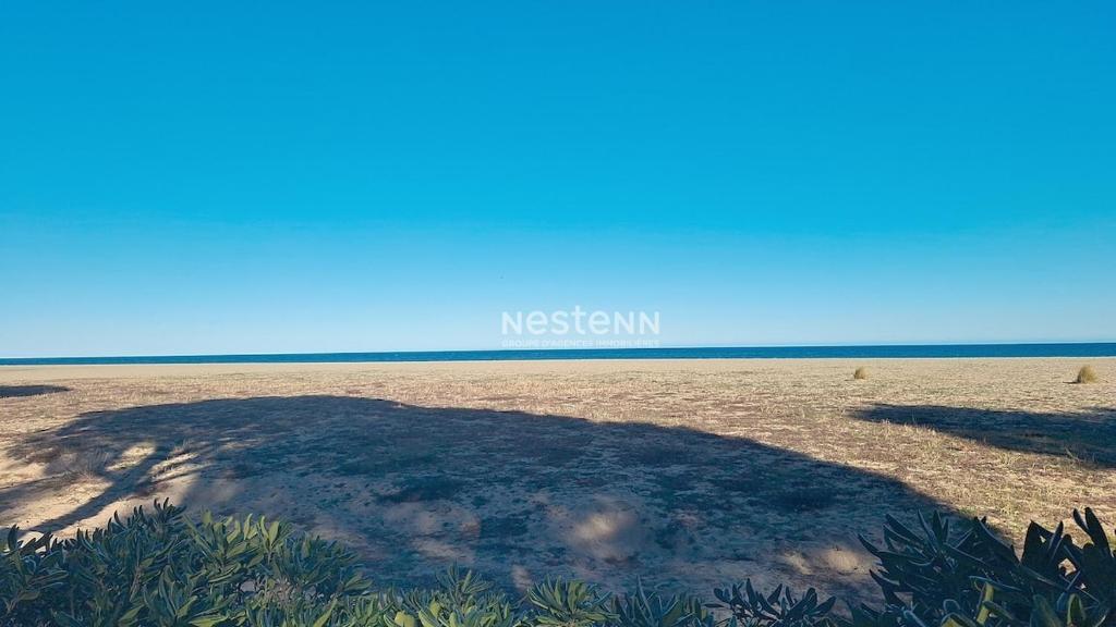 une grande ombre d'une personne sur la plage dans l'établissement 3794- Appartement à 50m de la mer, à Argelès-sur-Mer