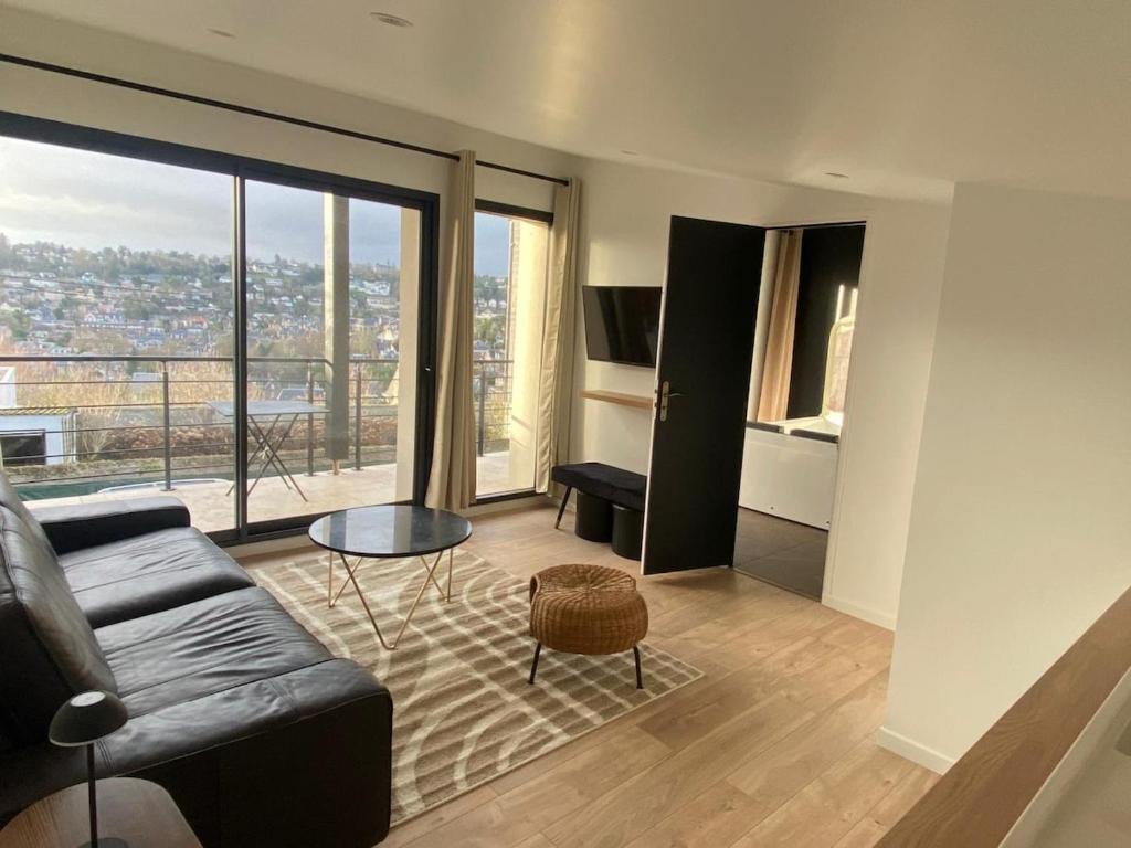 un salon avec un canapé et une table dans l'établissement La vue, à Rouen