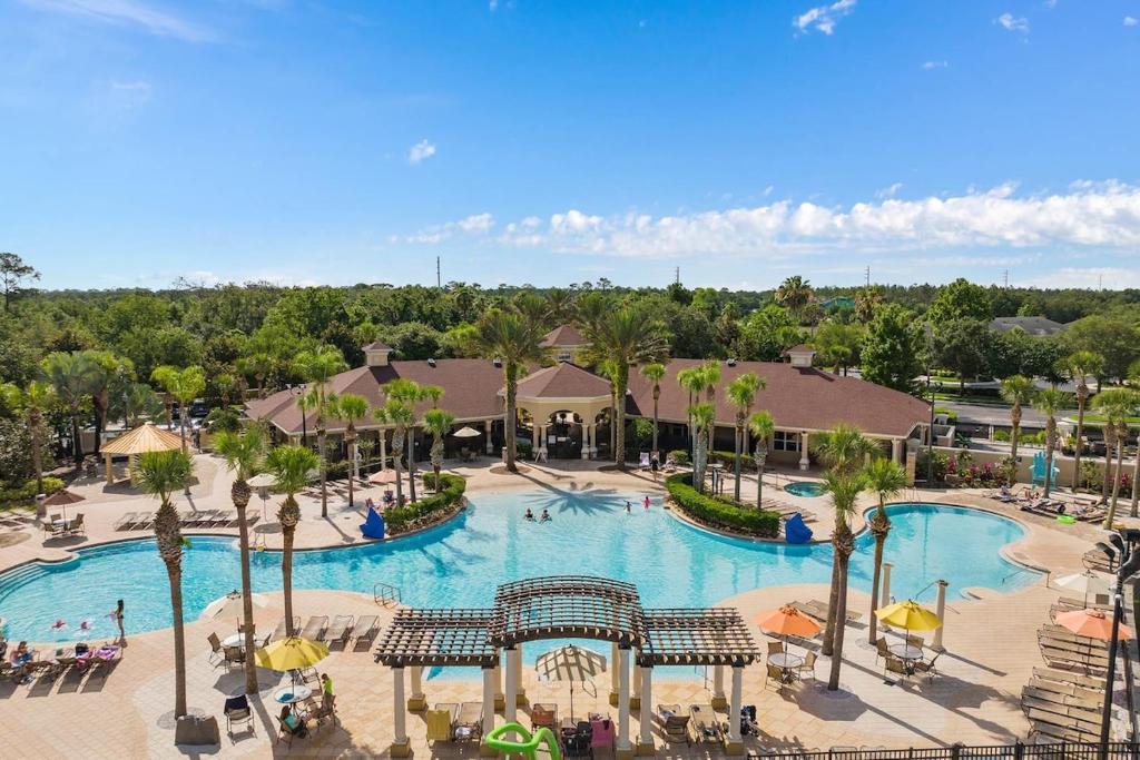 una vista dall'alto di una piscina in un resort di Family Friendly II a Orlando