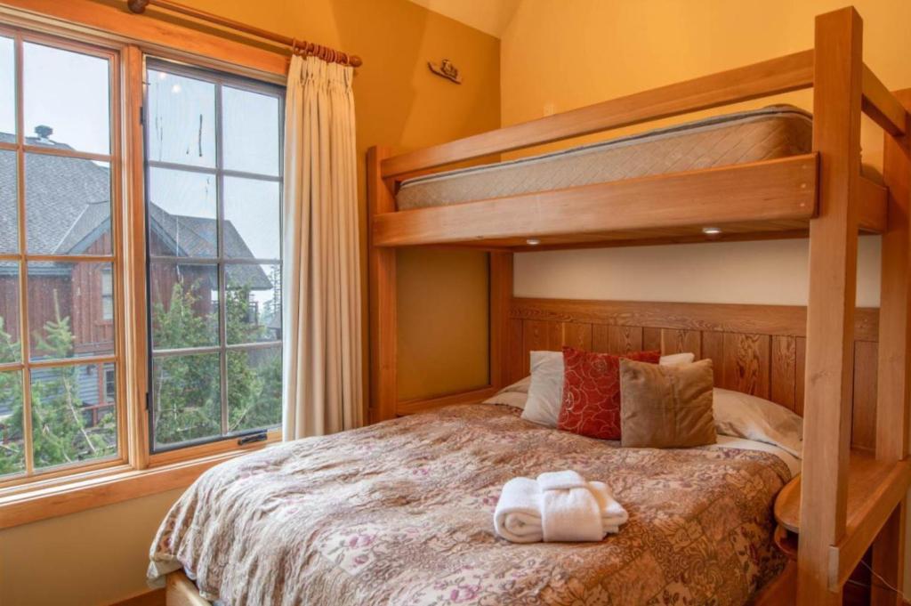 Postel nebo postele na pokoji v ubytování Lush Mountain Accommodations