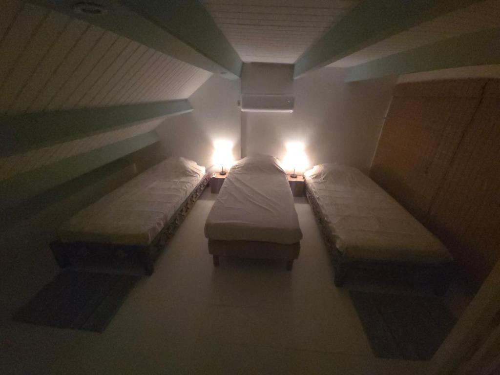 Postel nebo postele na pokoji v ubytování Seru Coral Apartment
